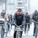Personas yendo a trabajar en bicicleta en Copenhague, Dinamarca.
