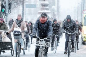 Personas yendo a trabajar en bicicleta en Copenhague, Dinamarca.