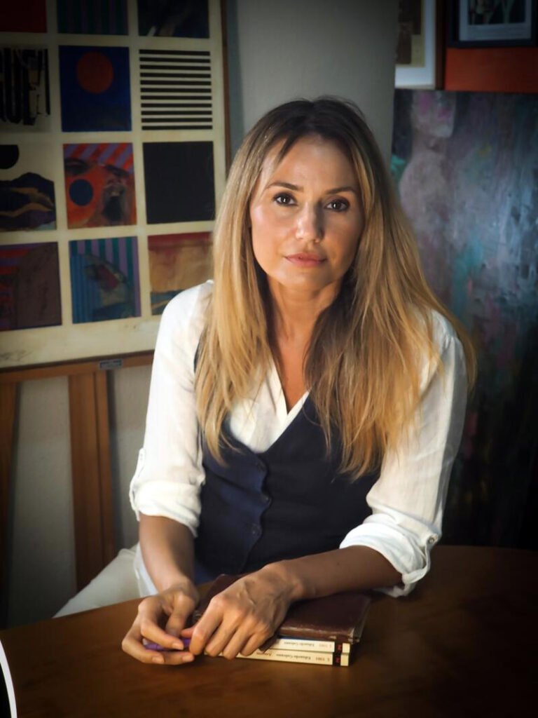 Retrato de Patricia Simón junto con algunas de sus publicaciones.