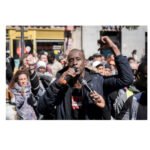 Serigne Mbaye durante la concentración tras su detención en Lavapiés (Madrid) este domingo.