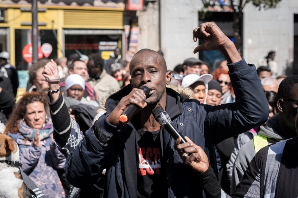 Serigne Mbaye durante la concentración tras su detención en Lavapiés, Madrid, este domingo.