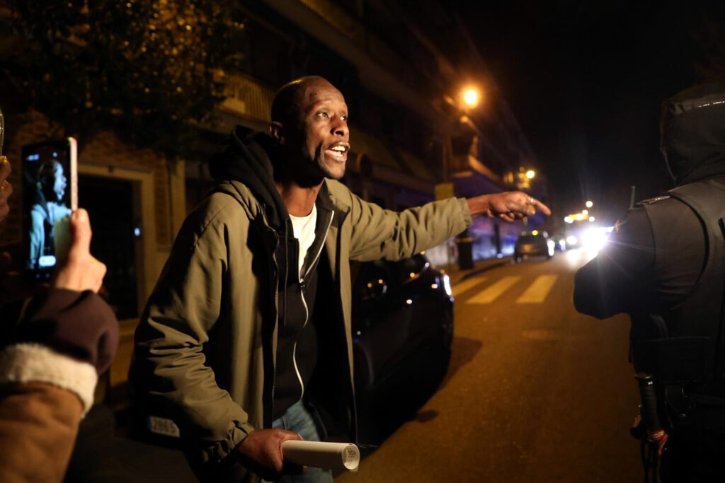 Serigne liberado denuncia su detención desde la puerta de su casa.