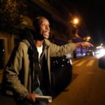 Serigne liberado denuncia su detención desde la puerta de su casa.