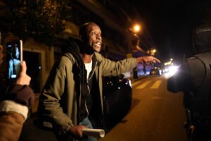 Serigne liberado denuncia su detención desde la puerta de su casa.