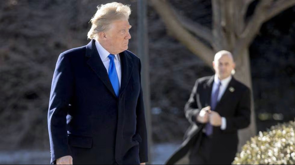 Trump defiende su capacidad mental calificándose a sí mismo como 'un genio'.