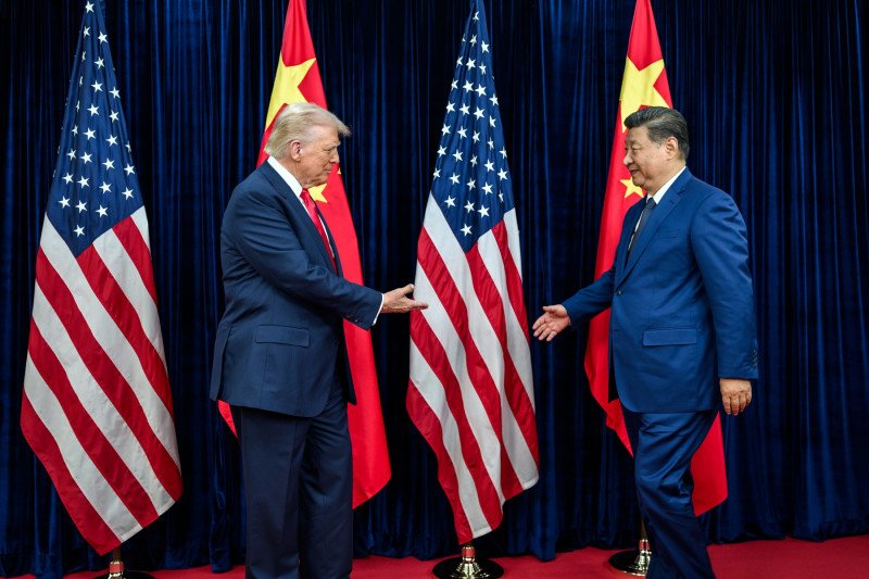 Trump saluda al presidente chino, Xi Jinping, antes de una reunión que tuvo lugar en Corea del Sur en octubre de 2025.