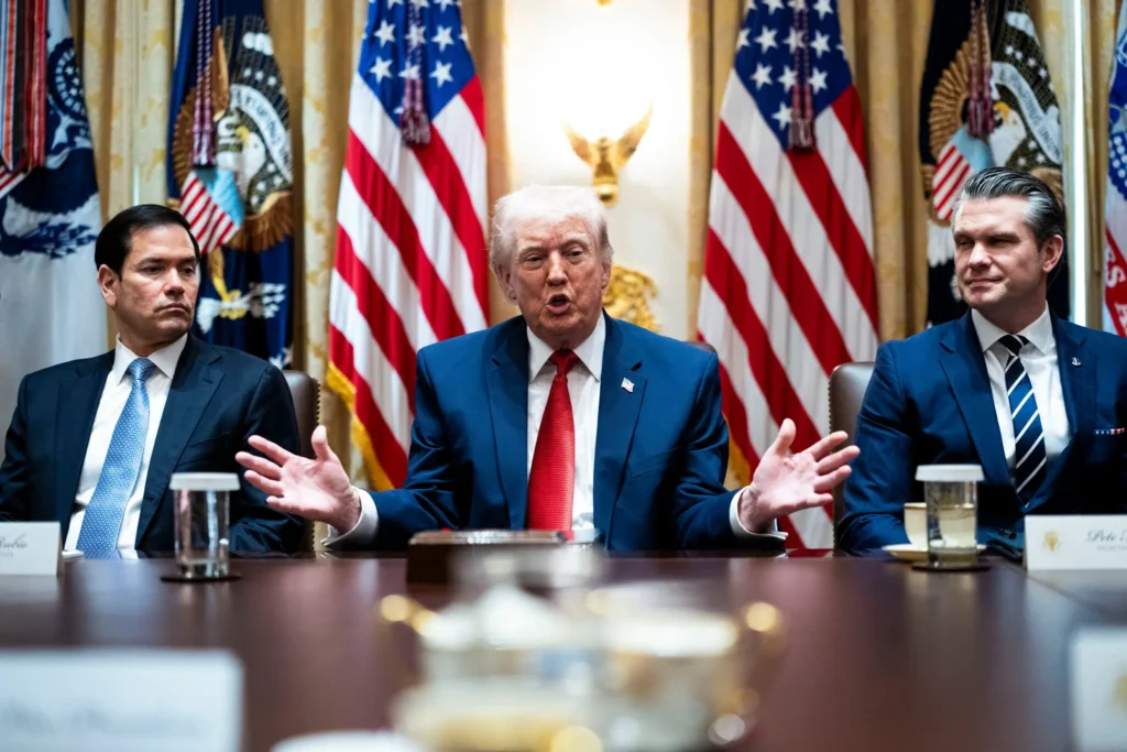 Trump vuelve a ampliar el plazo a Irán sobre el estrecho de Ormuz ante la caída de las bolsas.