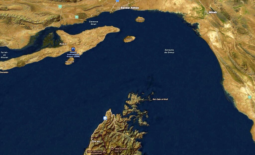 Ubicación de Larak en el estrecho de Ormuz.