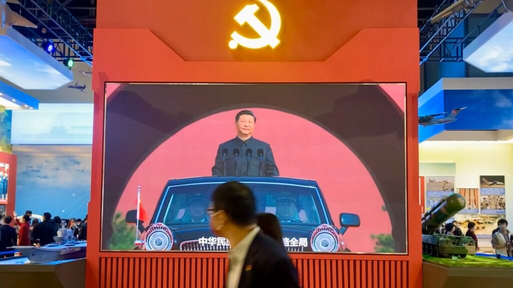 Un cartel con Xi Jiping en una feria de defensa en China.
