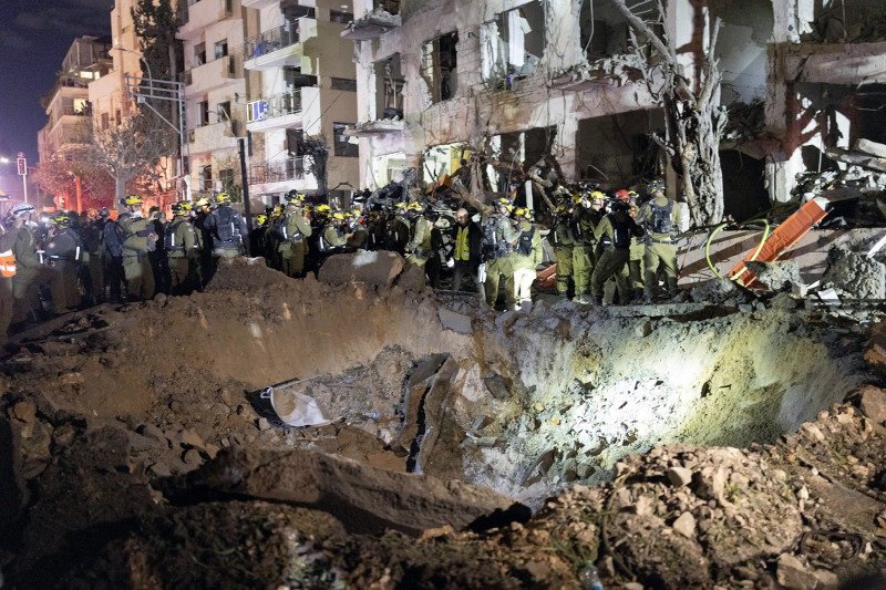 Un cráter causado por un misil iraní que impactó en Tel Aviv el pasado 28 de febrero de 2026.