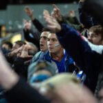 Un grupo de hombres viendo un partido de fútbol en la película Muy lejos.