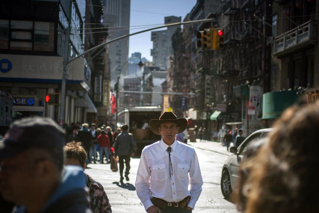 Un hombre con sombrero y corbata de cowboy, en Nueva York.