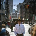 Un hombre con sombrero y corbata de cowboy, en Nueva York.