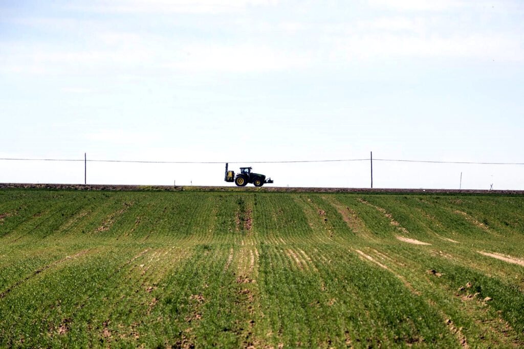 Un tractor en una carretera segoviana.