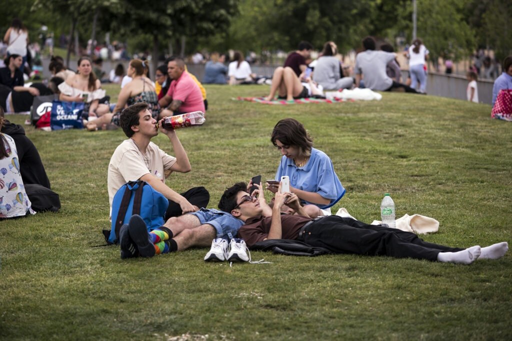 Varios jóvenes se concentran en las inmediaciones de Matadero Madrid.