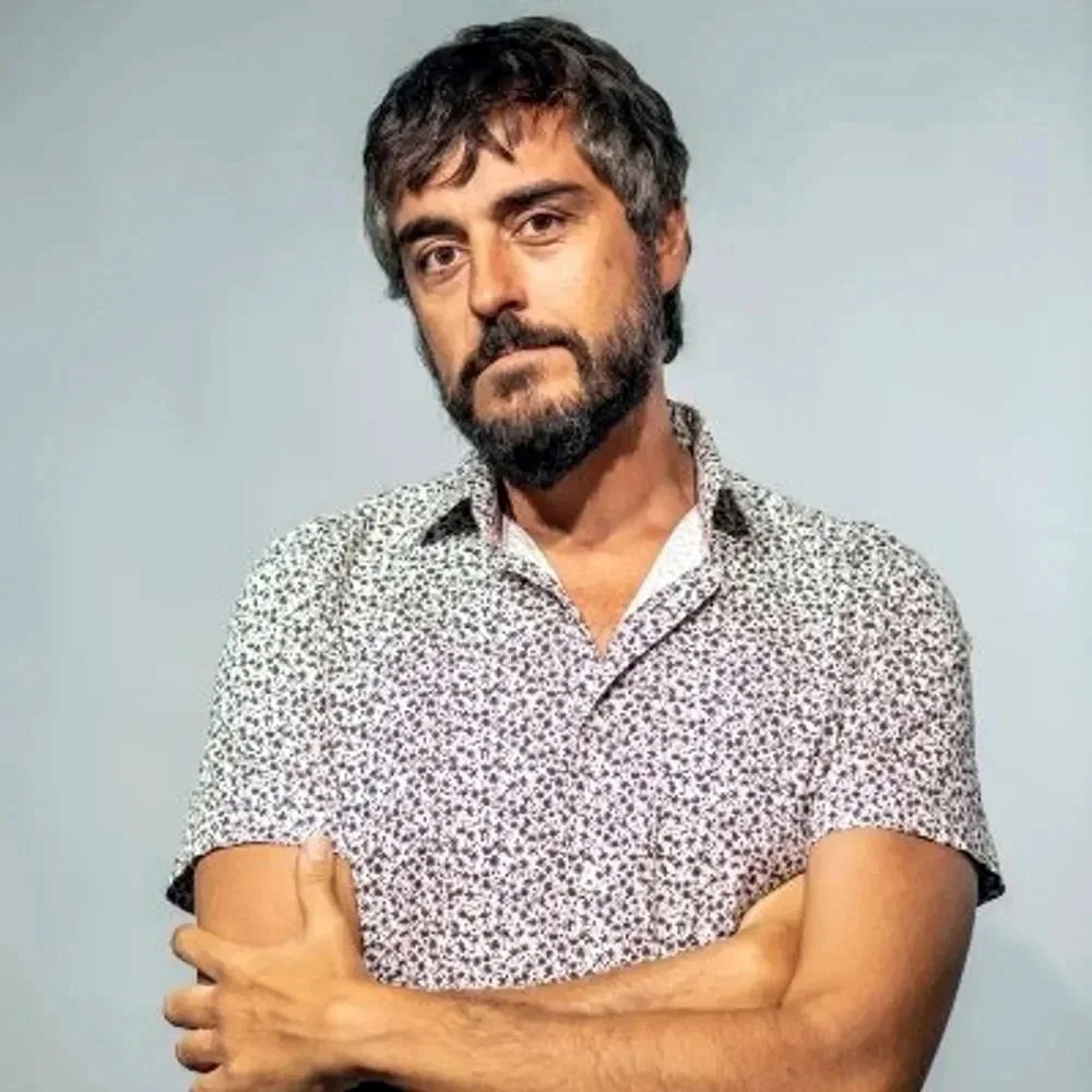 Por Yago Álvarez Barba
Periodista económico de EL SALTO.Los precios internacionales del barril lo marcan los mercados, pero el crudo que fluye por la zona tiene destinos concretos que empiezan a notar la escasez y a decretar políticas para mitigar el impactoSe repite mucho, cada vez que se habla de la importancia del estrecho de Ormuz, que por ahí circula diariamente el 20% del comercio mundial del petróleo. El embudo que supone su cierre por parte de Irán ha provocado que hoy tan solo pasen unos seis o siete buques de países “no enemigos” de Irán por día, tal y como el propio Gobierno iraní ha especificado. Según datos del Centro Conjunto de Información Marítima, la media de cargueros está muy lejos de los 138 barcos que cruzaban antes de que comenzara el conflicto.
El impacto en el comercio mundial no se traduce en la reducción de un quinto del comercio de petróleo, ya que algunos países del Golfo están buscando vías alternativas para exportar su crudo al mercado, como el Mar Rojo. El propio Irán también ha dejado pasar buques de países que no considera enemigos, principalmente buques con bandera de China, India o Pakistán. Los países elegidos no tienen tan solo en común que no están formando parte del ataque a Irán, sino que son tres países que se encuentran en el continente asiático, principal destino del crudo que atraviesa el estrecho de Ormuz.
Ese destino y las posibles consecuencias del corte de suministro del petróleo ha sido el problema que ha analizado en un informe el equipo de estudios sobre materias primas de la institución financiera francesa Société Générale. En el texto han señalado cuáles pueden ser los países más afectados por este corte en el caso de que el conflicto se prolongue y el estrecho de Ormuz siga bloqueado.
Michael Haigh, Ben Hoff y Jeremy Sellem, los tres expertos en el mercado de materias primas que firman el informe, apuntan a que la caída en el flujo de crudo ha reducido el tránsito por el estrecho desde los 19,5 millones de barriles diarios que cruzaban Ormuz hasta el medio millón de barriles diarios en las últimas jornadas. Teniendo en cuenta que existen los desvíos antes mencionados utilizados por algunos países del Golfo, el banco francés calcula que son unos 17 millones de barriles diarios los que no consiguen fluir hacia los mercados internacionales.
El análisis va un poco más allá de los precios que marcan las cotizaciones de futuros para poner la lupa sobre los países concretos que suelen recibir gran parte de esos barriles que ahora no llegan a ningún puerto. El informe apunta al continente asiático, sobre todo poniendo énfasis en los graves problemas que pueden tener los más pequeños y sus dificultades para encontrar otras fuentes de importación de petróleo.
Tres de esos países de tamaño pequeño y mediano que el banco francés señala como principales afectados por sus problemas para abastecer sus necesidades internas en medio del conflicto y el cierre del estrecho de Ormuz: Myanmar, Vietnam y Filipinas. Según el análisis de los expertos en materias primas, estos tres países reciben cerca del 80% de sus importaciones de petróleo de barcos que provienen de Ormuz. Las reservas de estos países podrían agotarse en menos de un mes si el bloqueo sigue vigente y no son capaces de encontrar vías alternativas en los mercados internacionales, en un contexto de fuerte competencia y de escaladas de precios. 
El primero de ellos, Myanmar, ya tomó medidas drásticas sobre el consumo interno poco después de que Irán y Estados Unidos bombardearan Irán. El Gobierno militar de Myanmar ha decretado una medida salomónica para racionar el combustible usado por los vehículos privados. Desde el día 7 de marzo, los vehículos con matrículas pares solo podrán circular los días pares y los impares harán lo propio en los días impares. Los vehículos eléctricos y las motocicletas han quedado exentos de dicha restricción. Además, han amenazado con la intervención de empresas si descubren que están almacenando carburantes para especular con sus precios.
El segundo país, Vietnam, ya está moviendo ficha para poder suplir ese 80% de crudo que le llegaba tras atravesar el estrecho de Ormuz, sobre todo de Kuwait. El primer ministro de Vietnam, Pham Minh Chinh, arrancó este lunes una visita de tres días a Rusia para estrechar lazos entre los dos países, poniendo énfasis en el comercio de petróleo y gas. La guerra ilegal de Trump y Netanyahu acaba empujando a que los países afectados por el incremento y escasez del petróleo acaben comerciando con Putin. Recordemos que hace tan solo una semana el propio Estados Unidos ha levantado temporalmente la prohibición de comprar crudo a Rusia para intentar contener los precios internacionales.
Si unos toman medidas salomónicas y otros se acercan a Rusia, Filipinas ha tomado una medida contraria a los objetivos climáticos de descarbonización. Tras unos días de protestas en el país por parte de trabajadores del transporte público por la subida del precio de los carburantes y algunas medidas locales como cortes totales de luz programados en algunas ciudades, Manila ha aprobado el uso de combustibles más contaminantes. El Departamento de Energía del país ha levantado la prohibición de usar combustibles Euro II a vehículos anteriores a 2015, al transporte público, al sector marítimo y en las plantas generadoras de electricidad.
Siguiendo con el informe del banco francés, otros países con mayor importancia en la región, pero con niveles de dependencia del crudo que cruza Ormuz muy altos son Tailandia y Singapur. El primero posee unas reservas de petróleo que podrían suplir su consumo de unos 50 días, según el análisis de los expertos, aunque el propio primer ministro tailandés aumentó dicho margen hasta los 100 días. Pero de poco pueden servir las reservas cuando el 60% del petróleo que importan pasa normalmente por el estrecho bloqueado por Irán.
El Gobierno tailandés limitó los precios de los carburantes en las gasolineras. Unos topes que caducan esta semana y que los tailandeses no saben a ciencia cierta si se mantendrán o se tendrán que revisar al alza. Al igual que Vietnam, el martes pasado el gobierno tailandés reconoció que estaba en conversaciones con Moscú para una posible compra del petróleo. Además de estas medidas, el gobierno tailandés ha ordenado otras medidas más llamativas, como ordenar a sus funcionarios que utilicen las escaleras, el teletrabajo o suspender los viajes al extranjero de sus organismos.
Por su parte, Singapur tiene reservas de petróleo para sostener su consumo interno durante 40 días. En una reciente entrevista con Reuters, el ministro de exteriores de Singapur resumía en una sola frase las consecuencias que se están tratando en este artículo: “El cierre del estrecho de Ormuz es, en cierto sentido, una crisis asiática”. El gobierno también ha movido ficha para asegurar otras vías de colaboración para mantener sus necesidades energéticas, pero esta vez ha mirado hacia otro lado, hacia Australia. En un comunicado conjunto, este lunes los gobiernos de Singapur y Australia se han comprometido a reforzar la cadena de suministro de energía conjunta. Aunque el acuerdo anunciado contempla distintas variables, como la aceleración e inversión de la transición hacia las energías renovables, la jugada consiste en una mayor colaboración entre Australia como exportadora de gas natural licuado (GNL) y Singapur como centro de refinado de crudo.
El informe del banco francés también señala las necesidades energéticas y reservas de los países más grandes de la zona. Aunque estos suelen tener un mayor poder de negociación y compra a la hora de buscar fuentes alternativas, incluso de negociar con Irán para que ciertos petroleros pasen por el estrecho y lleguen a sus puertos, como los casos que se han reportado en la última semana de buques con bandera china o india. Precisamente India posee reservas para cubrir sus necesidades energéticas por unos 35 días, pero sigue recibiendo crudo ya que el petróleo que llega al país tras atravesar el estrecho de Ormuz representa un 45% de sus importaciones, lejos de los altos porcentajes de países más pequeños.
El gigante asiático siempre va un paso por delante. China ya empezó a acumular reservas estratégicas de petróleo antes de que arrancara el conflicto, que ya alcanzan los 1.300 millones de barriles, más de lo que posee la Agencia Internacional de Energía (AIE) y que ha servido como herramienta para calmar a los mercados anunciando que pretenden liberar 400.000 millones de barriles. Además, China lleva ya tiempo reduciendo su dependencia de Oriente Medio y ha conseguido reducir sus importaciones de crudo desde Ormuz al 45%.
Otros dos países con reservas y opciones que señala el informe de Société Générale son Corea del Sur y Japón. El primero importa dos tercios de su crudo desde el estrecho de Ormuz y sus reservas podrían aguantar el consumo de 50 días, periodo que puede alcanzar los 70 días si se utilizan tan solo para suplir el agujero de importaciones que provoca el cierre del canal. Japón, que también ha sido siempre precavido en cuanto al engorde de sus reservas estratégicas de petróleo, podría resistir hasta 200 días aunque el conflicto mantenga cerrado el estrecho.
La propia AIE ha querido poner énfasis en la crisis energética a la que se enfrenta el mundo si el cierre del estrecho de Ormuz se alarga y por los daños en las infraestructuras energéticas de los países del golfo. El director de la Agencia, Fatih Birol, advirtió que esta crisis podría superar a la del petróleo en 1973 y a la del gas tras la invasión de Rusia en Ucrania. Aunque las condiciones de la economía global no son las mismas, los embargos y recortes de producción por parte de la OPEP en el 73 redujeron el mercado entre un 7 y un 9%, lo que nos puede dar una imagen de las consecuencias para la economía global que puede tener que las infraestructuras de producción afectadas por la guerra y el estrecho de Ormuz siga cerrado. “Ningún país será inmune”, alertaba el director de la AIE. Aunque, como hemos visto, algunos países asiáticos se enfrentan a un shock energético en las próximas semanas.Fuente: El Salto