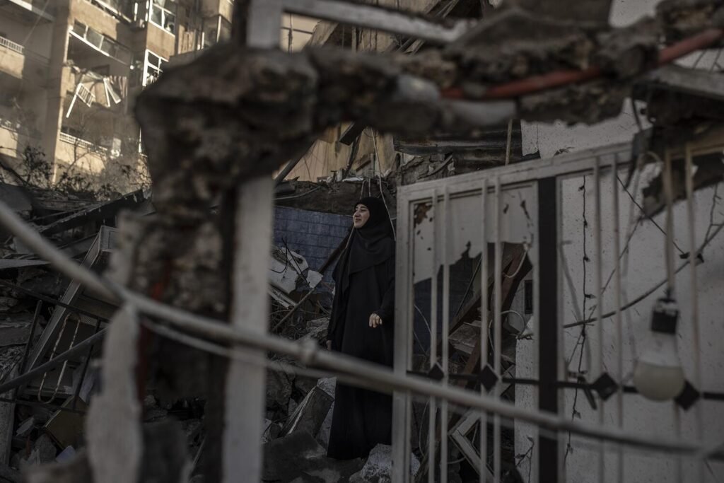 Una mujer libanesa observa los restos de su hogar destruido por un ataque aéreo en Tiro, en una jornada de bombardeos sistemáticos de Israel tras la escalada regional.