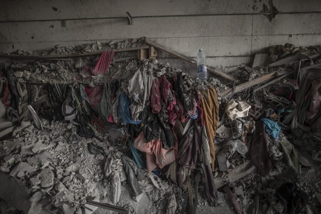 Una cuerda con ropa tendida permanece entre los restos de un ataque aéreo israelí en Nabatieh, Líbano, el 24 de marzo de 2026.