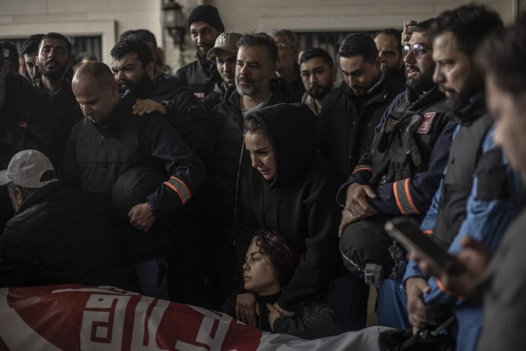 Likaa Shehouri llora la muerte de su hijo Joud Mohammad Suleiman, de 16 años, y de su compañero Ali Hassan Jaber, de 23, en el cementerio de Nabatieh, Líbano.