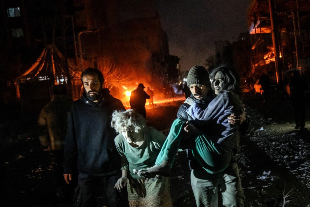 Ataques aéreos estadounidenses e israelíes contra zonas residenciales de Teherán, que causaron muertos y heridos entre la población civil - Barrio de Sohrevardi, Teherán.