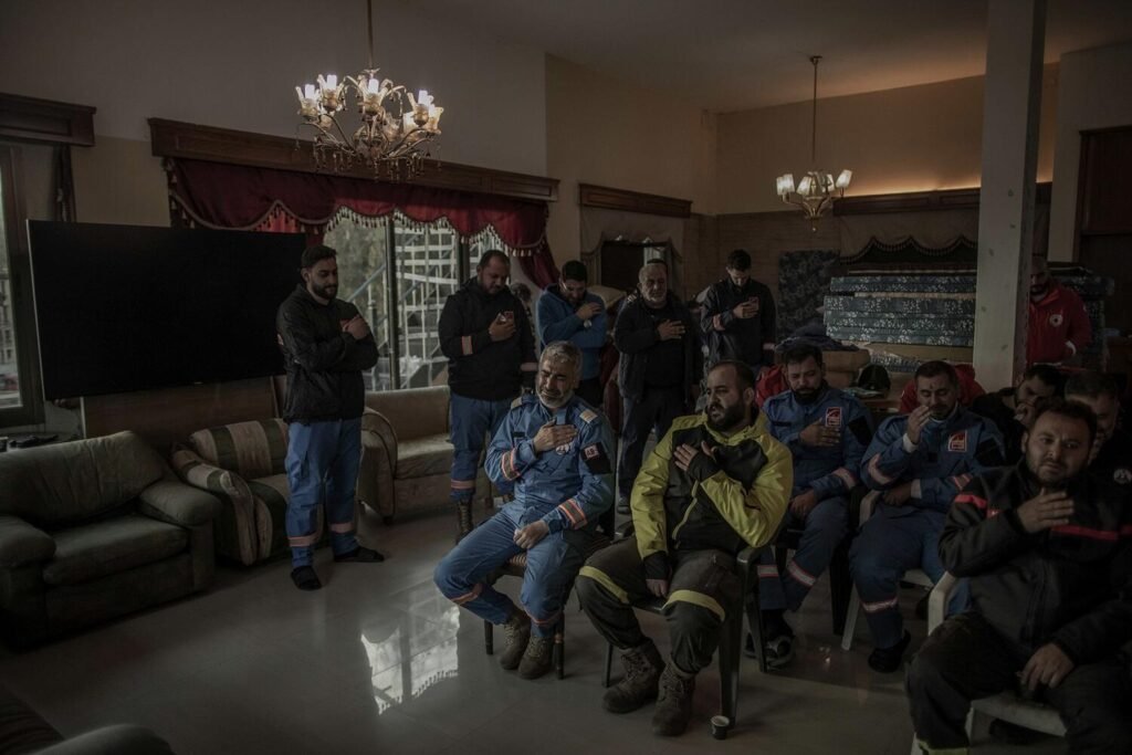 Mohammed Souleiman llora mientras reza junto a sus compañeros durante una ceremonia de Ashura en memoria de su hijo, asesinado por un dron en un ataque israelí en Nabatieh, Líbano.