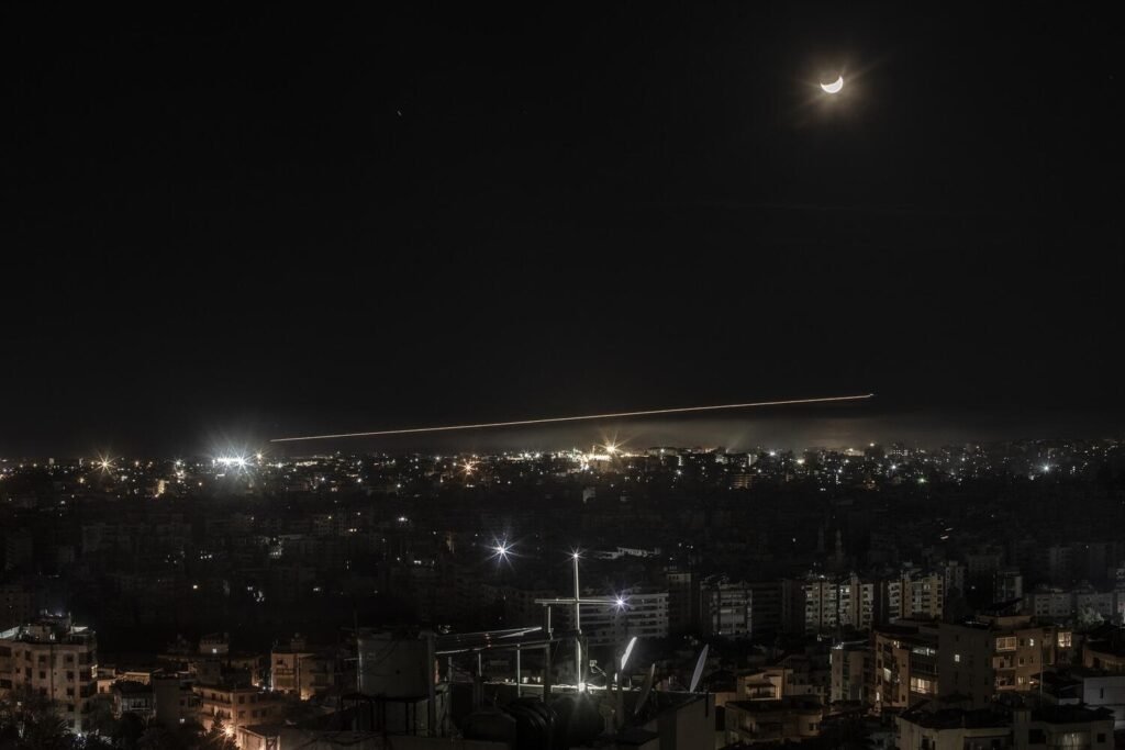 El skyline de Dahie, los suburbios del sur de Beirut, se mantiene a oscuras y bajo la amenaza constante de los bombardeos israelíes, que se concentran en esta zona densamente poblada.