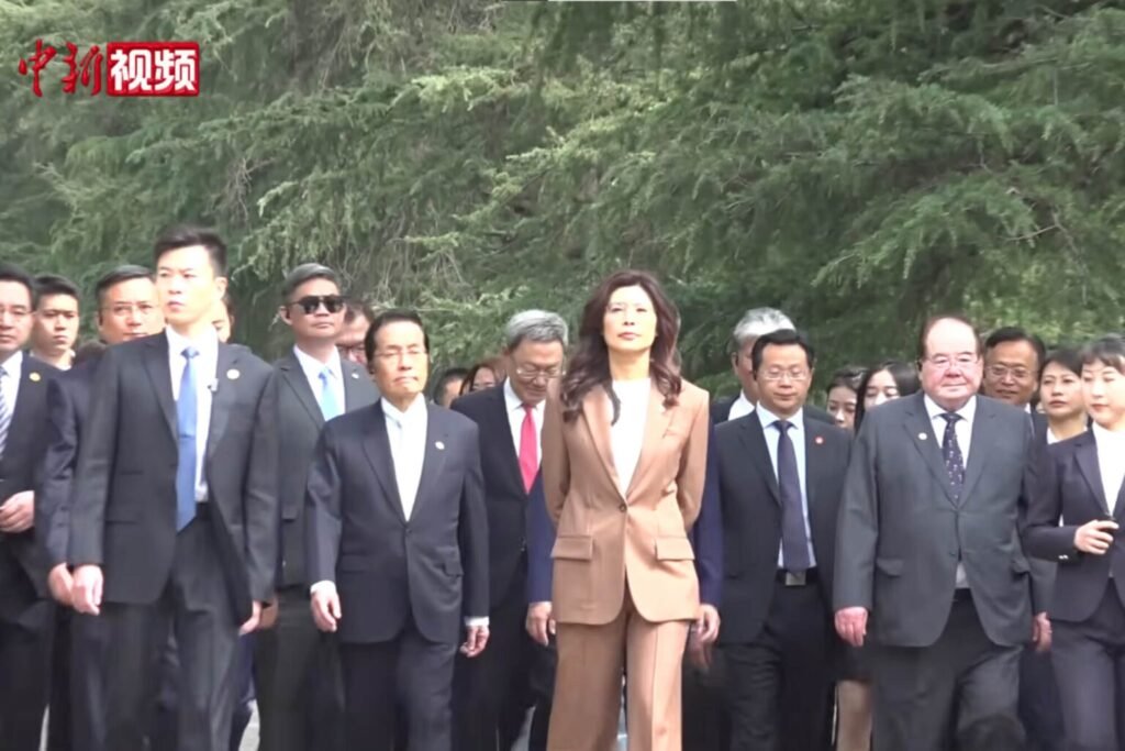 Cheng Li-Wun, lideresa del Kuomintang y de la oposición en Taiwán, visita el mausoleo de Sun Yat-Sen durante su viaje a China entre el 7 y el 12 de abril.