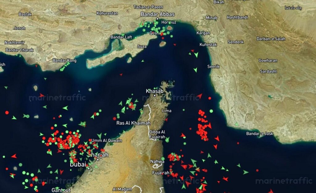 Imagen de satélite del Estrecho de Ormuz con los cargueros en color verde y los tanqueros de petróleo y gas en rojo el 23 de marzo.