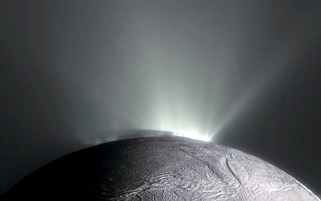 Panspermia - Los géiseres de hielo de Encélado, la luna de Saturno, observados por Cassini el 30 de noviembre de 2010.