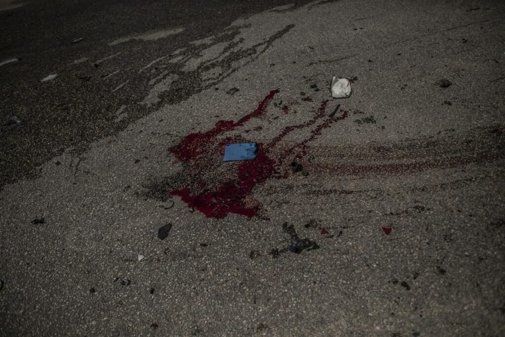 Restos de sangre sobre el asfalto tras el ataque selectivo con un dron israelí que acabó con la vida de los jóvenes paramédicos Joud Mohammad Suleiman y Ali Hassan Jaber en Nabatieh, Líbano.