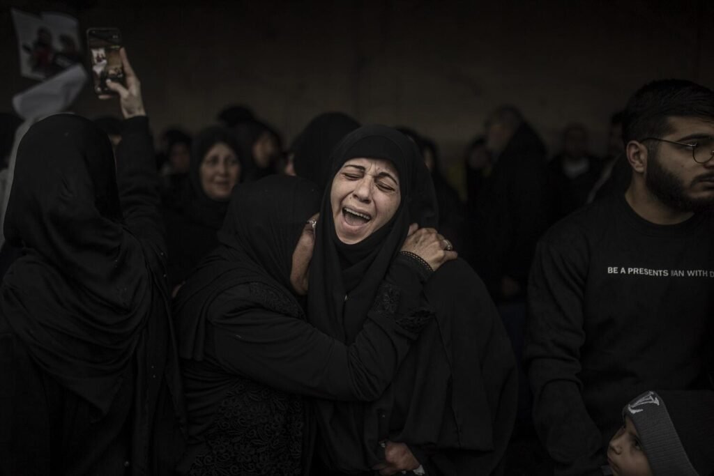 Una mujer rompe a llorar durante el funeral de los periodistas Ali Shoeib, Fátima Ftouni y Mohamed Ftouni, asesinados en un bombardeo israelí en el sur del Líbano.