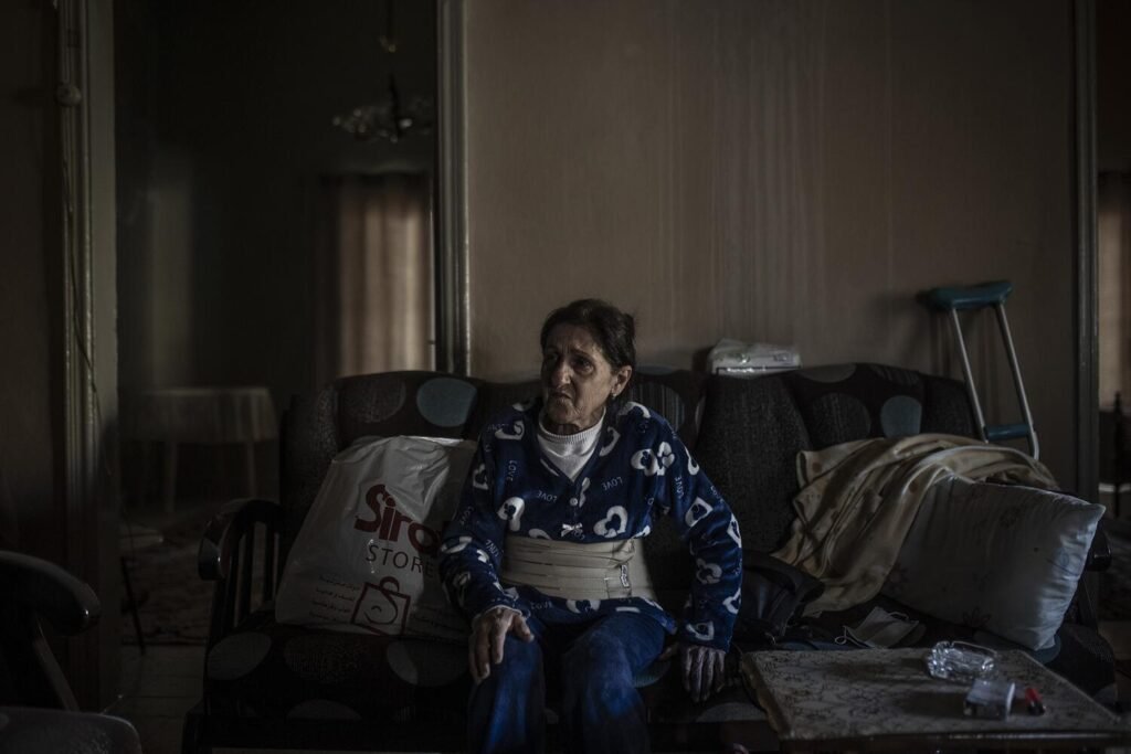 Miryat Arnaut, de 62 años, en el salón de su casa tras los daños causados por un bombardeo israelí en Tiro, en el sur del Líbano, el 24 de marzo de 2026.