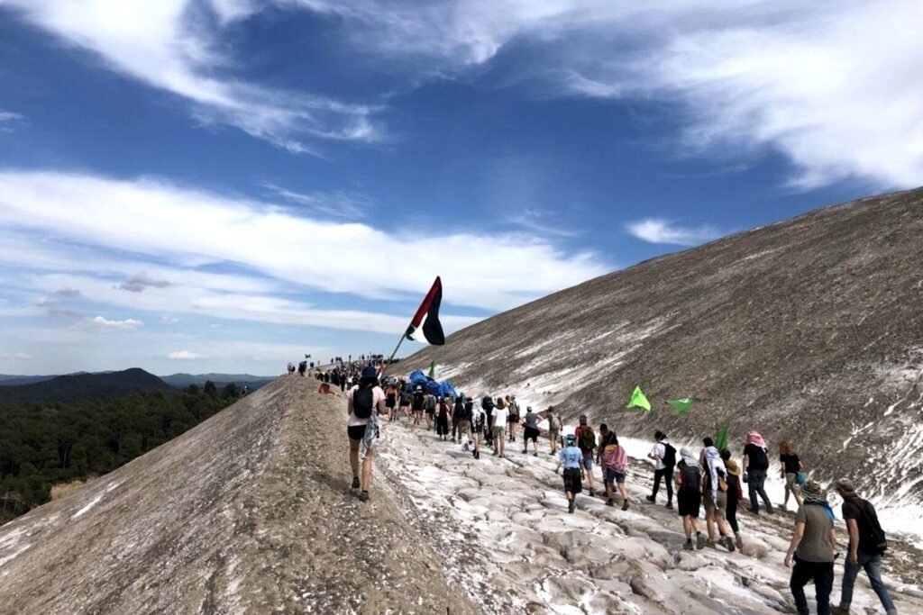 Activistas de Revoltes de la Terra ascienden a la montaña de sal de ICL en Súria, en la comarca del Bages, provincia de Barcelona.