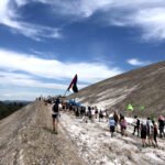 Activistas de Revoltes de la Terra ascienden a la montaña de sal de ICL en Súria, en la comarca del Bages, provincia de Barcelona.