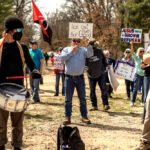 Activistas por los derechos civiles y humanos se concentran en las puertas del centro de detención de migrantes North Lake (Michigan).
