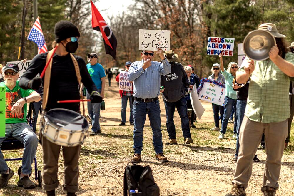 Activistas por los derechos civiles y humanos se concentran en las puertas del centro de detención de migrantes North Lake (Michigan).