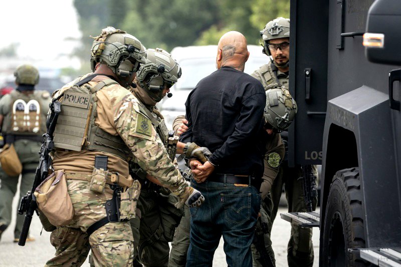 Agentes de ICE detienen a un hombre en junio de 2025