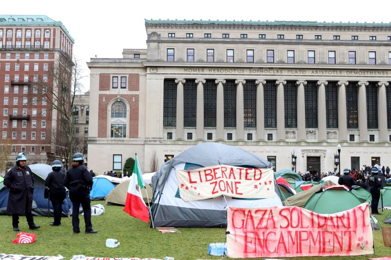 Agentes de policía en el campamento propalestina de la Universidad de Columbia, Nueva York.