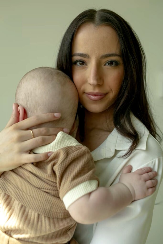 Ashley St. Clair y el hijo que tuvo con Elon Musk.