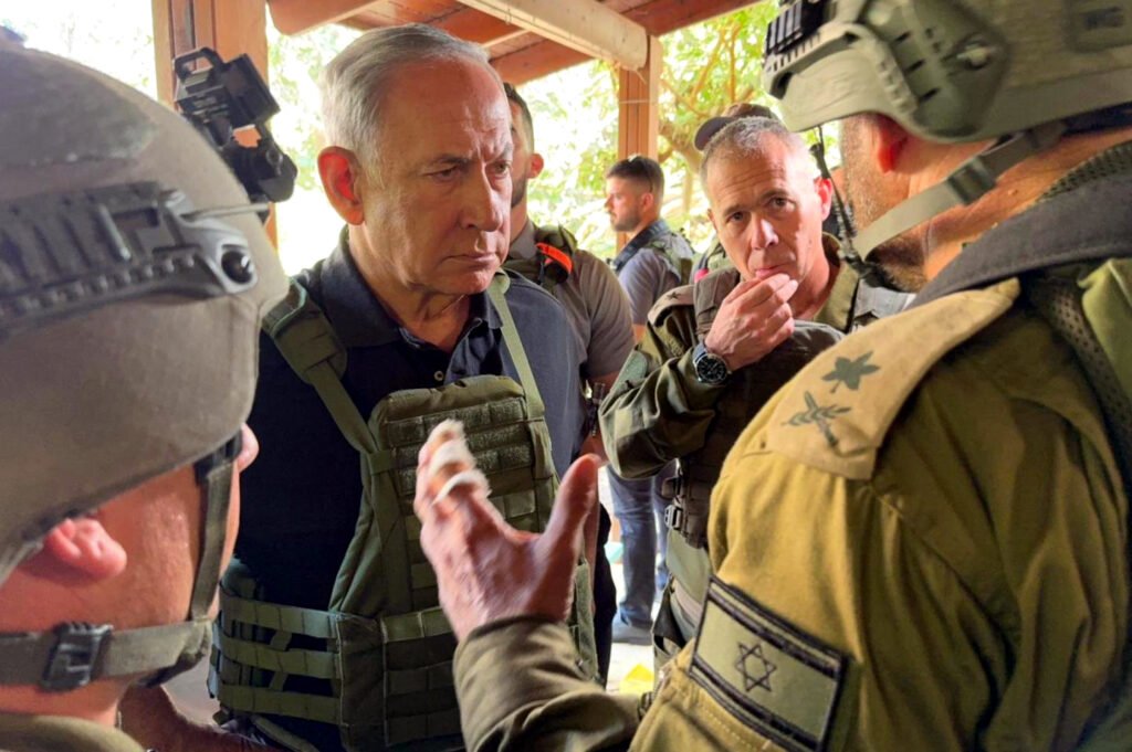 Benjamin Netanyahu durante su visita al ejército de tierra israelí el 14 de octubre.