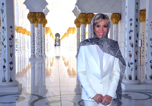 Brigitte Macron en la Gran Mezquita Sheikh Zayed en Abu Dabi el 9 de noviembre de 2017.