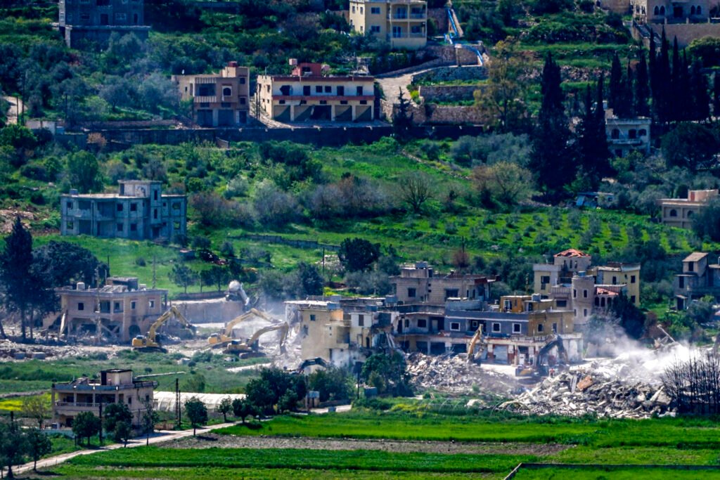 Bulldozers israelíes demuelen estructuras en una aldea del sur del Líbano, 13 de abril de 2026.