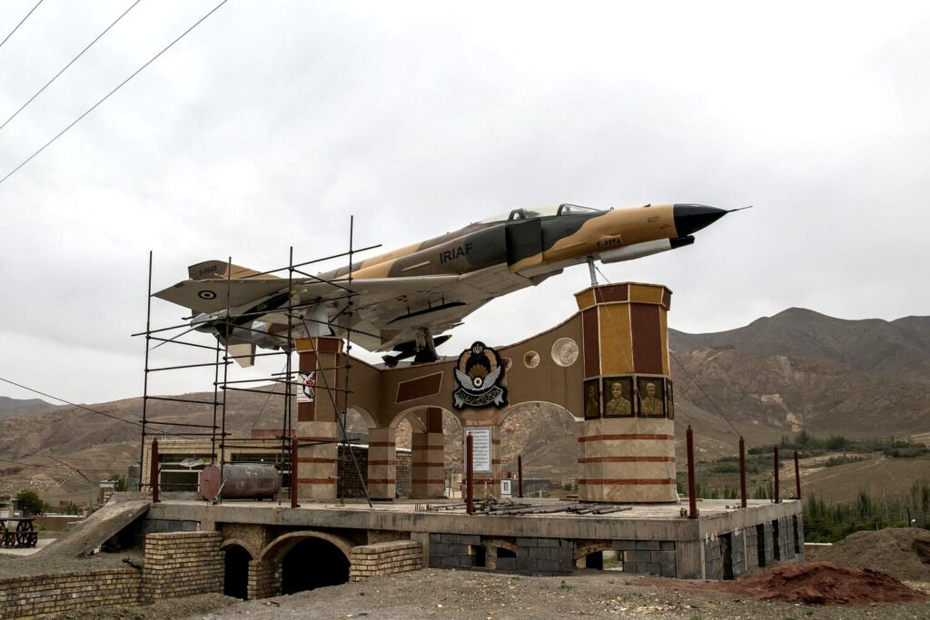 Caza de combate iraní en homenaje a los mártires de la guerra.