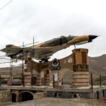 Caza de combate iraní en homenaje a los mártires de la guerra.