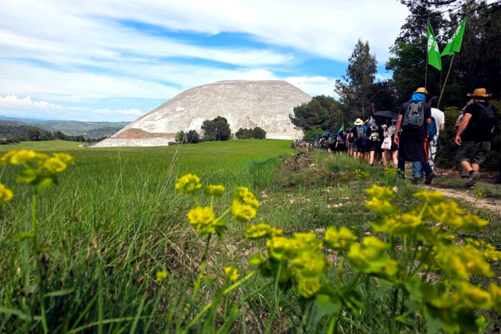 Cientos de manifestantes han subido a la cima de la escombrera salina de Sallent, construida durante décadas por la empresa ICL.
