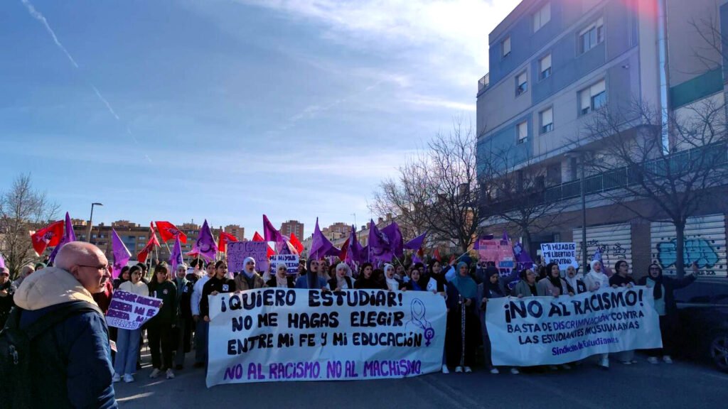 Decenas de estudiantes de varios institutos de Parla participaron en una manifestación el pasado 26 de febrero.