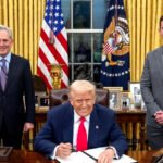 Donald Trump con su asesor en IA y criptomonedas, David O. Sacks y su asesor en activos digitales, Bo Hines..