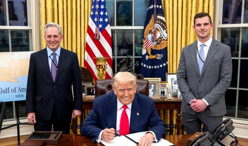 Donald Trump con su asesor en IA y criptomonedas, David O. Sacks y su asesor en activos digitales, Bo Hines..