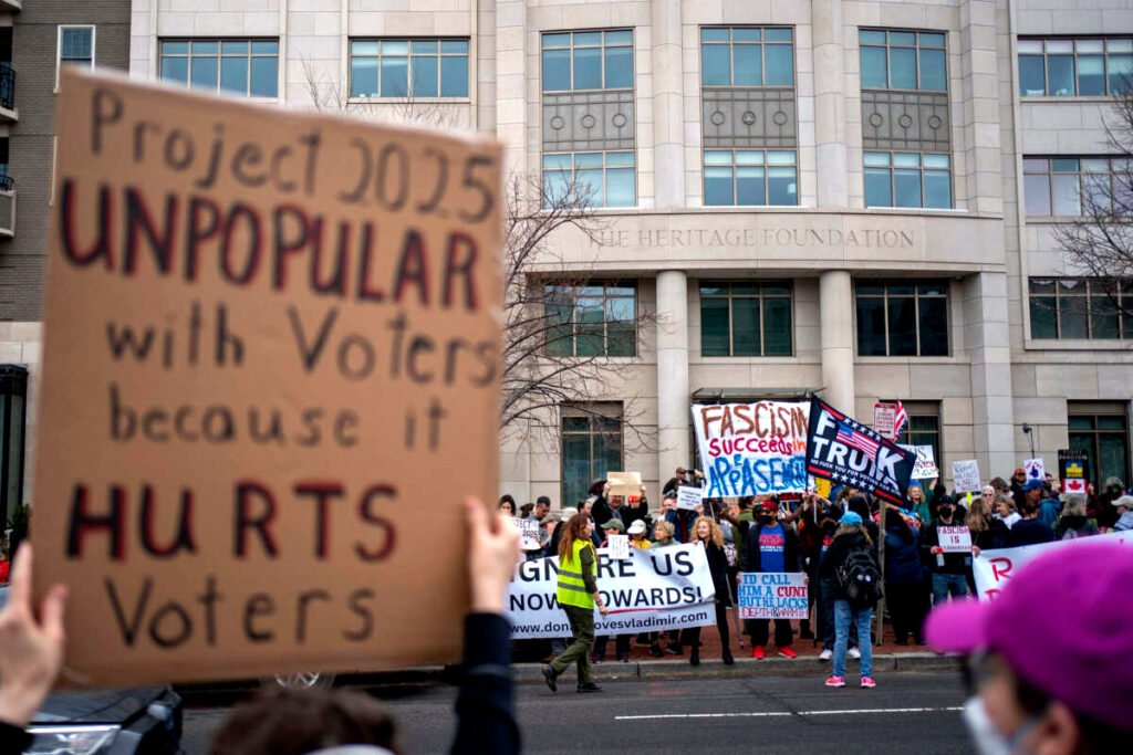 El 16 de marzo de 2025, un grupo de personas se congregó para protestar contra el Proyecto 2025 frente a la Fundación Heritage en Washington, D