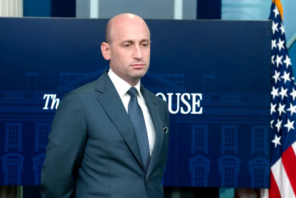 El arquitecto de las deportaciones de Trump, Stephen Miller, tiene acciones en la empresa que las ejecuta.